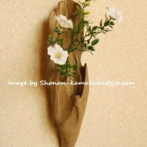 自分だけの流木アートを作る　花を添えて